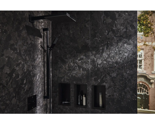 Dunkles Badezimmer mit Regendusche und Ablagefächern in der Wand.