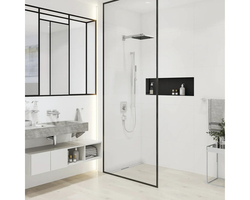 Modernes Badezimmer mit Dusche, Waschbecken und Spiegel