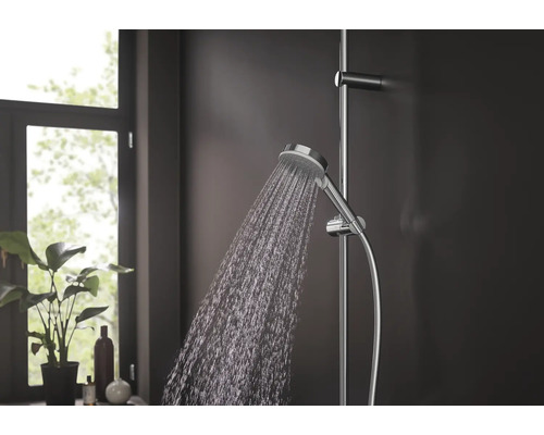 Douchette avec barre de douche dans une salle de bains sous l''eau courante