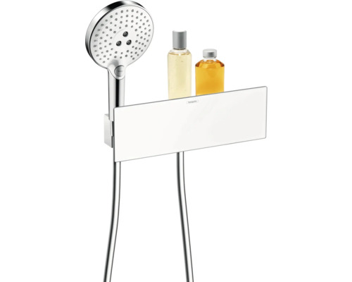 Douchette avec étagère et produits de soin pour la douche