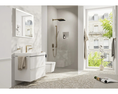 Helles Badezimmer mit Waschtisch, Spiegel, Dusche und Fenster