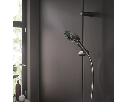 Handbrause mit Brausestange im Badezimmer