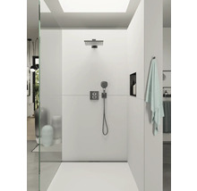 Begehbare Dusche mit Kopfbrause und Handbrause in modernem Design.