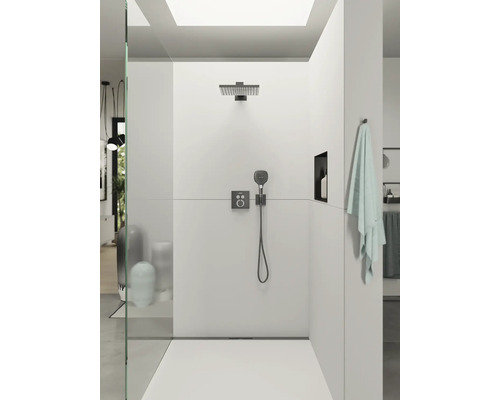 Begehbare Dusche mit Kopfbrause und Handbrause in modernem Design.