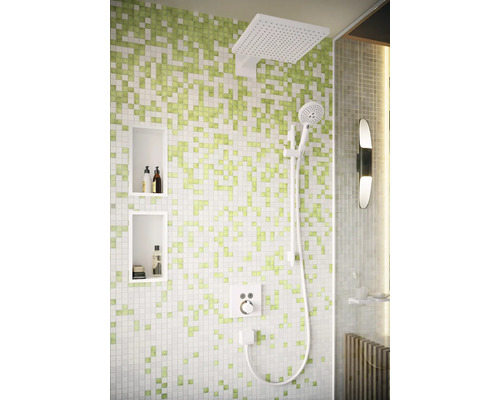 Badezimmer mit Mosaikwand, Regendusche und Handbrause
