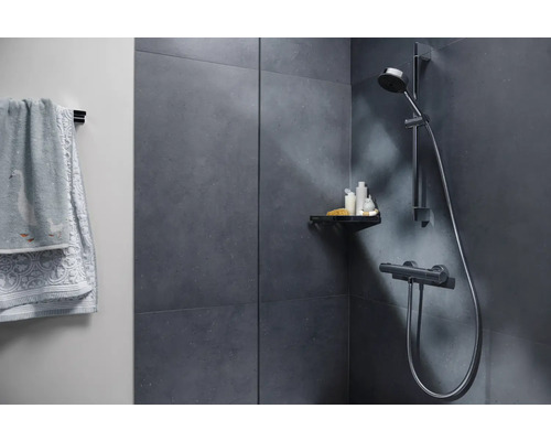 Duscharmatur mit Ablage in einem Badezimmer mit Handtuchhalter