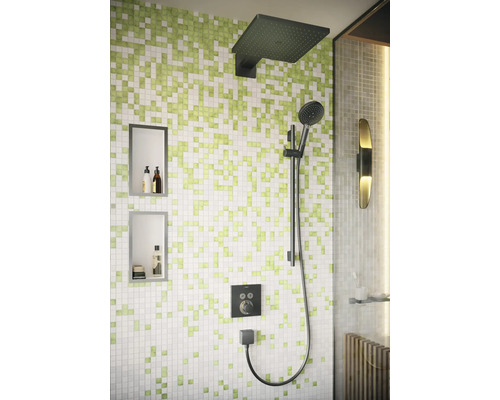 Modernes Duschbad mit Kopfbrause, Handbrause und eingebauten Regalen für Pflegeprodukte