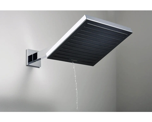 Rechteckige Kopfbrause an der Wand mit Wasserstrahl