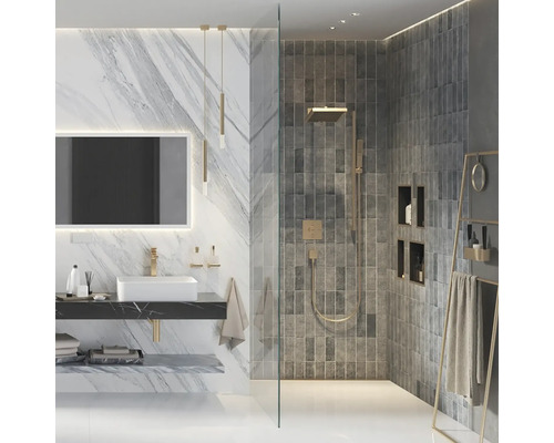 Modernes Badezimmer mit Marmorwand, Dusche und Waschtisch