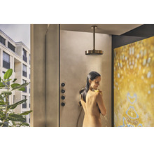 Femme sous une douche de tête dans la salle de bain