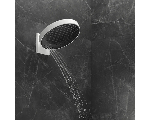 Aufputz-Kopfbrause mit Wasserstrahl vor dunklem Hintergrund