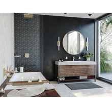 Helles Badezimmer mit Badewanne, Waschtisch und rundem Spiegel