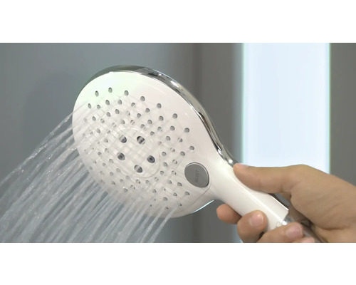 Handbrause mit Wasserstrahl in der Hand