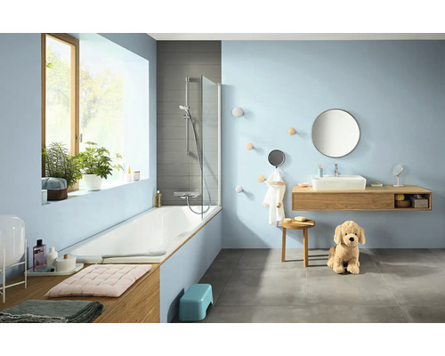 Salle de bains avec baignoire, lavabo et décorations pour une ambiance claire et conviviale