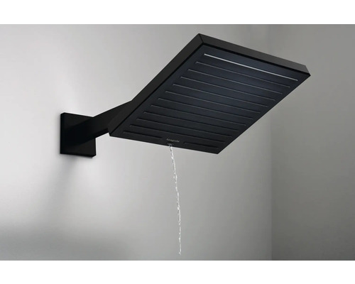 Schwarzer Duschkopf mit Wasserstrahl an der Wand