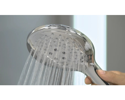 Handbrause mit Wasserstrahl im Betrieb