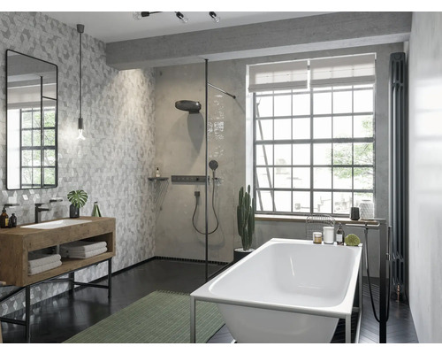 Salle de bains de style loft avec baignoire, douche, lavabo et miroir