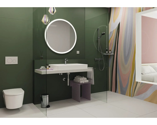 Modernes Badezimmer mit WC, Waschtisch, Spiegel und Dusche.