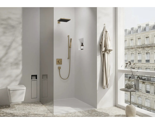 Helles Badezimmer mit Toilette, Dusche und Bademantel