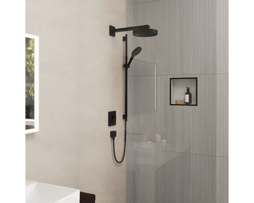 Moderne Dusche mit Duschkopf, Handbrause und Ablagefach