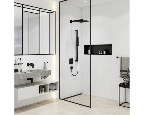 Modernes Badezimmer mit ebenerdiger Dusche, Waschbecken und Spiegel