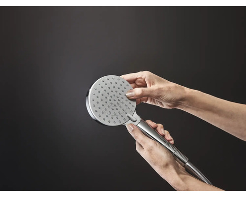 Femme tenant une douchette