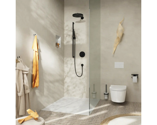 Salle de bain moderne avec douche, toilettes et accessoires