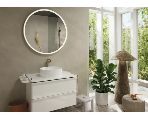 Salle de bain lumineuse avec meuble-lavabo, miroir avec éclairage et grande fenêtre