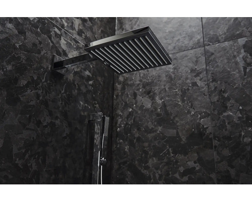 Robinet de douche rectangulaire sur un mur sombre