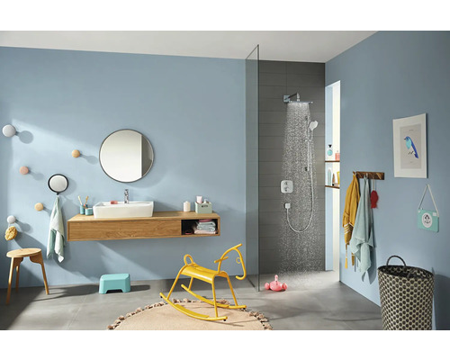 Salle de bain claire avec douche, lavabo, miroir et accessoires pour enfants