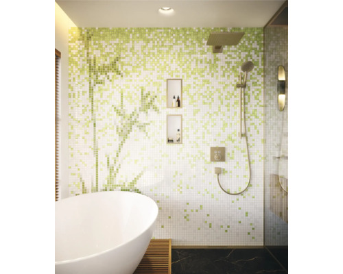 Badezimmer mit Mosaikwand, Badewanne und Dusche