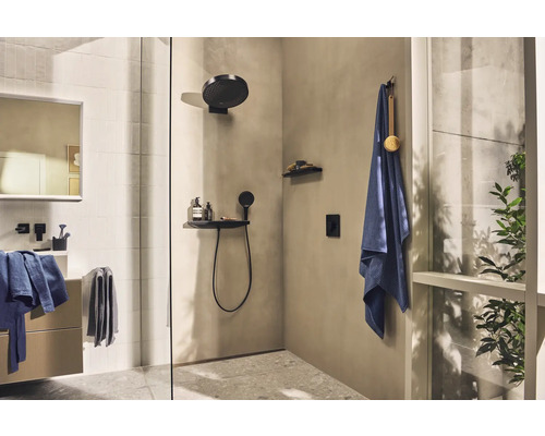 Modernes Badezimmer mit Dusche, Waschbecken und Handtüchern.