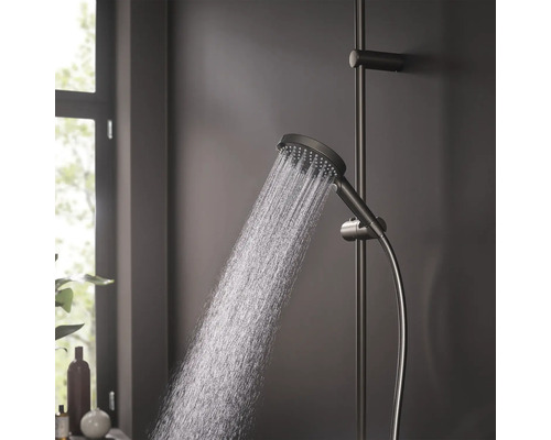 Handbrause mit Brausestange und laufendem Wasser