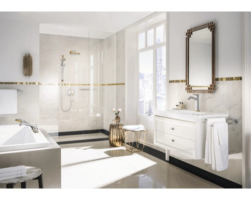 Helles Badezimmer mit Dusche, Waschbeckenunterschrank, Spiegel und Accessoires