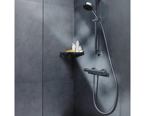 Robinet de douche avec douche à effet pluie et étagère dans la salle de bain