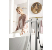 Badezimmer mit freistehender Badewannenarmatur und Handbrause