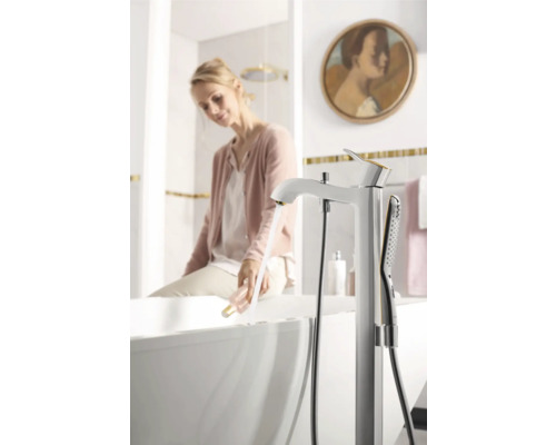 Badezimmer mit freistehender Badewannenarmatur und Handbrause