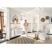 Helles Badezimmer mit Badewanne, Waschtisch, Spiegel und Armaturen in einem eleganten Design