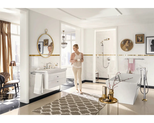 Helles Badezimmer mit Badewanne, Waschtisch, Spiegel und Armaturen in einem eleganten Design