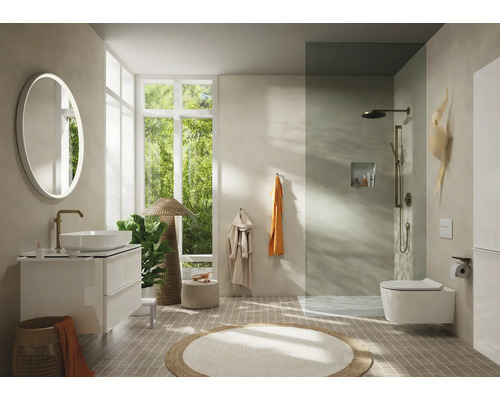Salle de bain lumineuse avec lavabo, miroir, douche et toilettes au design moderne