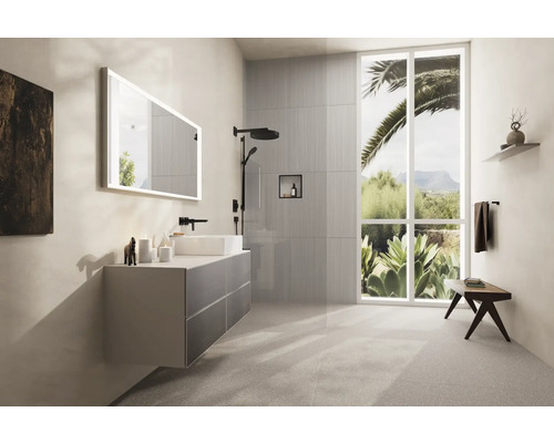 Salle de bain moderne avec lavabo, miroir, douche et grande fenêtre