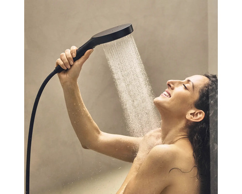 Frau unter der Dusche mit Handbrause