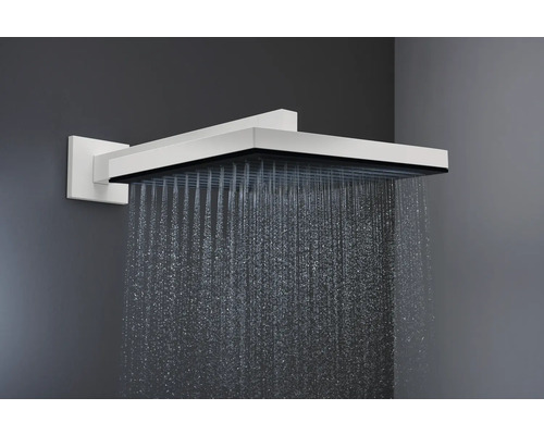 Quadratische Kopfbrause mit Wasserstrahl im Badezimmer.