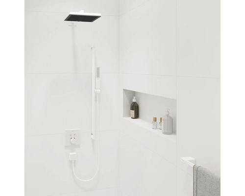 Badezimmer mit Dusche, Duschkopf und Handbrause