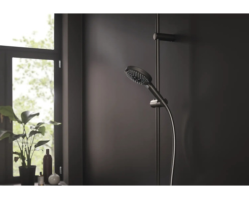 Duschset mit Handbrause und Brausestange im Badezimmer