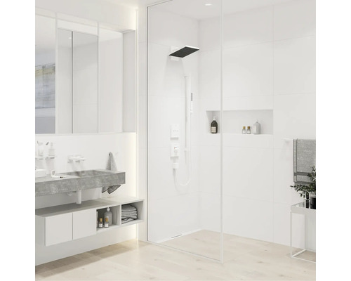 Modernes Badezimmer mit Dusche, Waschbecken und Stauraum in hellem Design.
