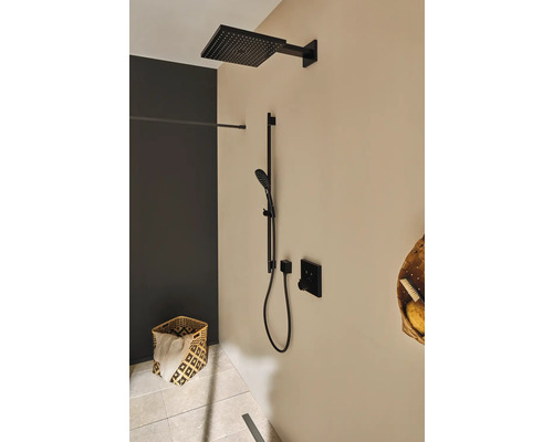 Badezimmer mit schwarzer Duschgarnitur inklusive Kopfbrause und Handbrause