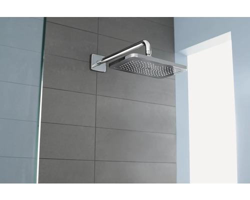 Douche de tête rectangulaire en métal dans la salle de bain