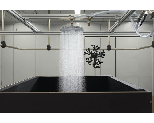 Duschkopf mit Wasserstrahl in Testumgebung