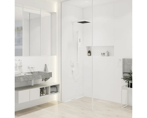 Helles Badezimmer mit Dusche, Waschbecken und Spiegel